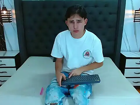 Tom 0001 online show from December 18, 12:44 pm