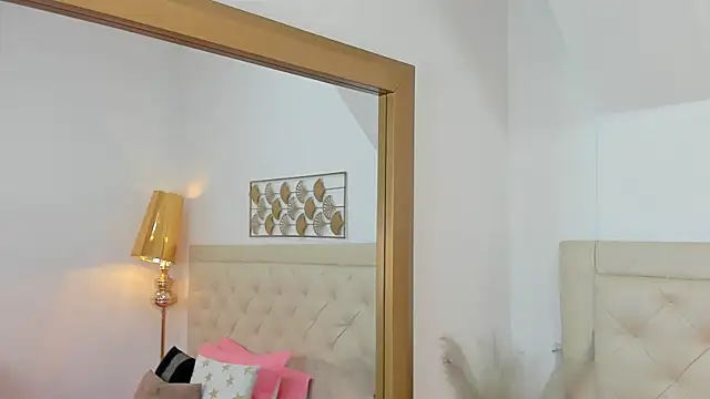 Snapshot of lucia_lorenz chatting on November 6, 11:33 am lucia lorenz online show from November 6, 11:33 am