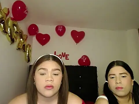 Snapshot of 2moons_full_of_love chatting on February 14, 5:26 am 2moons full of love online show from February 14, 5:26 am