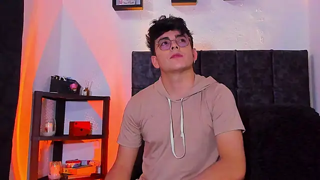 Snapshot of Theo_Noxxx chatting on October 22, 7:46 pm Theo Noxxx online show from October 22, 7:46 pm