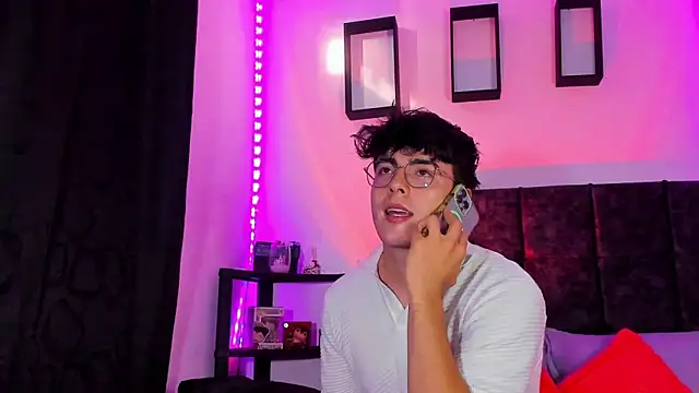 Snapshot of Theo_Noxxx chatting on October 28, 9:17 pm Theo Noxxx online show from October 28, 9:17 pm