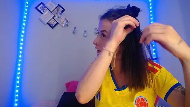 Snapshot of Emma_sweet_hot chatting on July 7, 4:11 pm Emma sweet hot online show from July 7, 4:11 pm