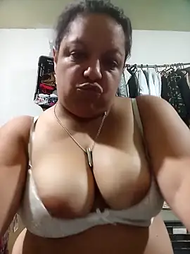 Snapshot of Alondrabb80 chatting on November 5, 4:01 am Alondrabb80 online show from November 5, 4:01 am