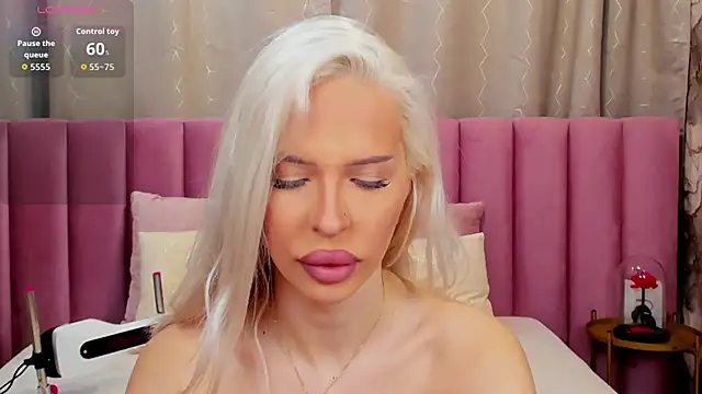 Snapshot of KailaCrystall chatting on December 4, 1:48 am KailaCrystall online show from December 4, 1:48 am