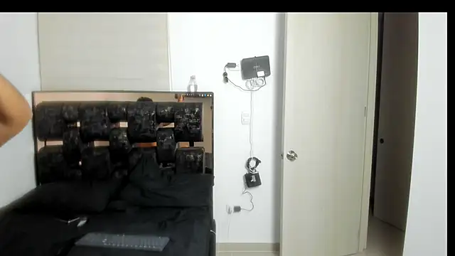 Snapshot of bicthxhard chatting on October 30, 4:25 am bicthxhard online show from October 30, 4:25 am