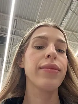 kira mia online show from December 18, 4:02 pm