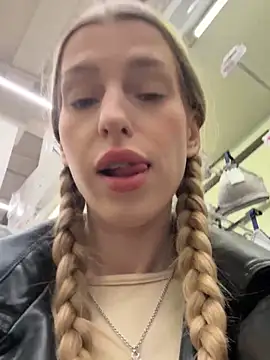 kira mia online show from December 19, 3:41 pm