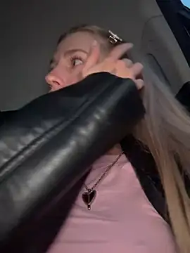 kira mia online show from April 4, 4:37 pm