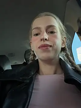 kira mia online show from April 8, 4:29 pm