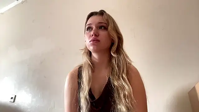 Snapshot of Fiorence_Blonde chatting on October 23, 11:09 am Fiorence Blonde online show from October 23, 11:09 am