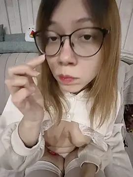 PeachyMaolin online show from April 18, 5:50 pm