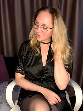 Snapshot of Drink_me_all_up chatting on November 17, 9:42 pm Drink me all up online show from November 17, 9:42 pm