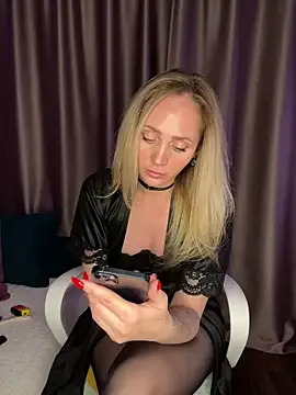 Snapshot of Drink_me_all_up chatting on November 27, 10:01 pm Drink me all up online show from November 27, 10:01 pm