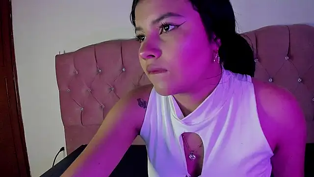 Snapshot of Sara_Moon_18 chatting on October 23, 8:18 pm Sara Moon 18 online show from October 23, 8:18 pm