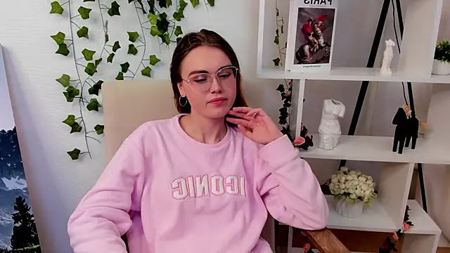 Snapshot of NichelleBenckendorf chatting on October 22, 11:21 am NichelleBenckendorf online show from October 22, 11:21 am