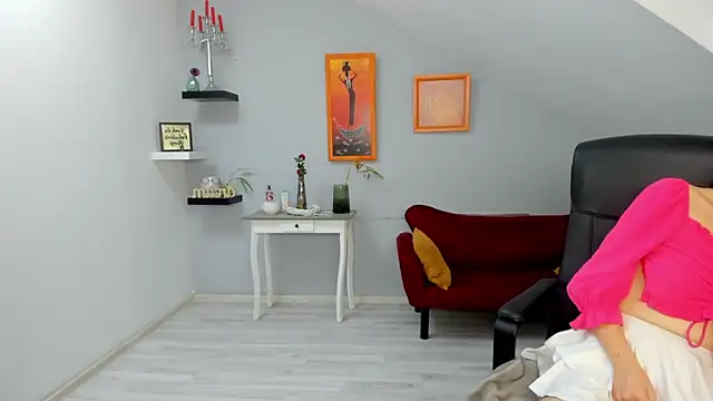 Snapshot of IzzyMonro chatting on December 14, 8:41 am IzzyMonro online show from December 14, 8:41 am