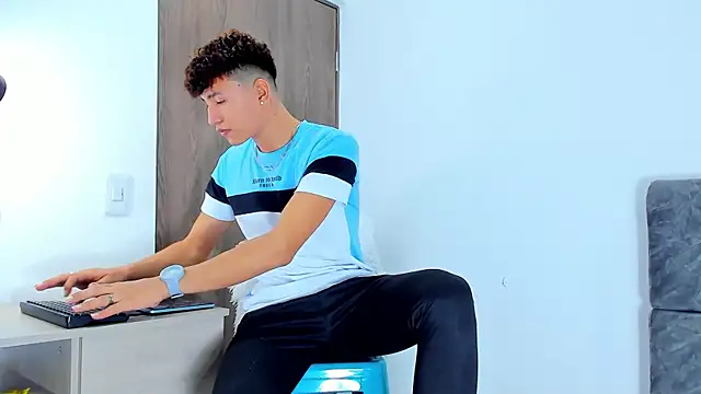 Snapshot of Nicolas_Torres_ chatting on November 19, 4:01 am Nicolas Torres online show from November 19, 4:01 am