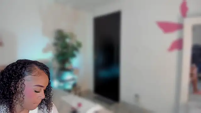 Snapshot of YariRose chatting on June 4, 2:34 pm YariRose online show from June 4, 2:34 pm