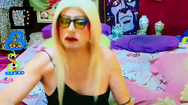 Snapshot of horni4luv chatting on December 17, 11:00 pm horni4luv online show from December 17, 11:00 pm