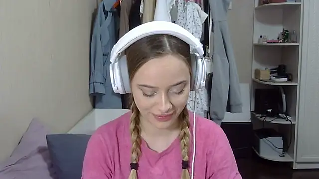 KatyPortello online show from October 22, 9:20 am