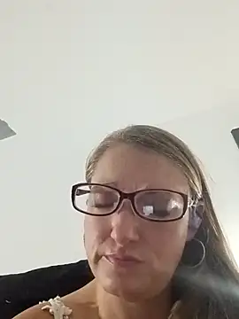 Snapshot of creamylittlecupcake chatting on October 23, 10:03 am creamylittlecupcake online show from October 23, 10:03 am
