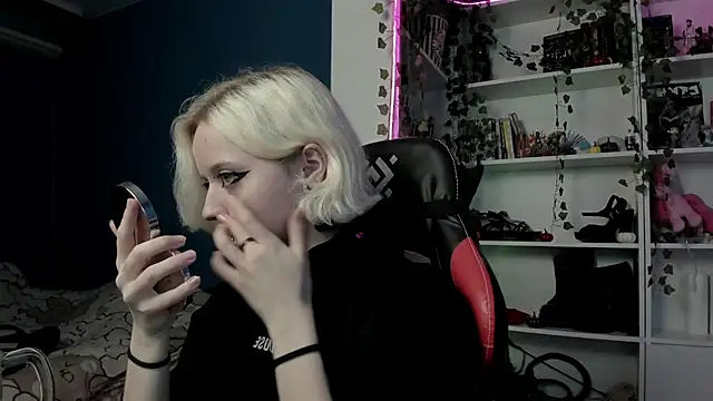 Holy Mistress S online show from November 8, 9:31 am