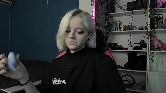 Holy Mistress S online show from November 14, 9:30 am