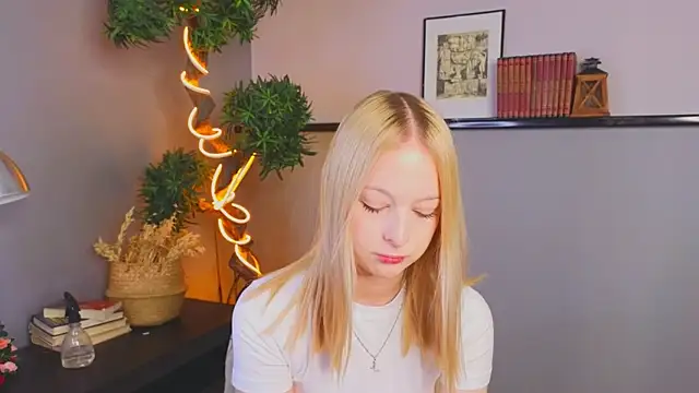 YungLyssy online show from November 18, 3:23 am