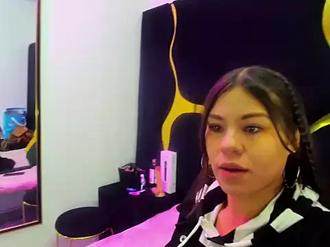 Gianna Johnson online show from December 5, 2:53 am