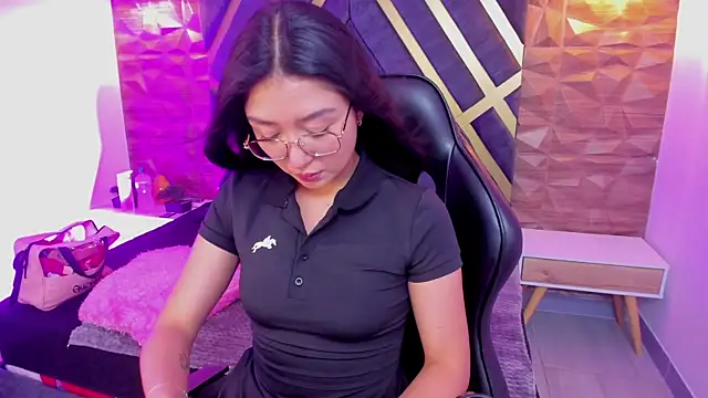 sydney miller  online show from April 23, 11:18 pm