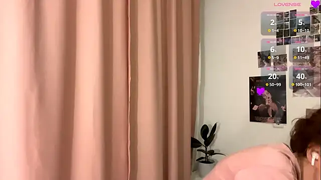 Snapshot of Kira_Sanders chatting on December 2, 5:08 pm Kira Sanders online show from December 2, 5:08 pm