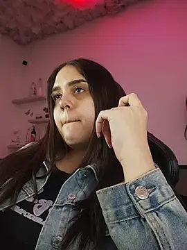 Snapshot of mirandahvelez chatting on October 31, 6:25 am mirandahvelez online show from October 31, 6:25 am