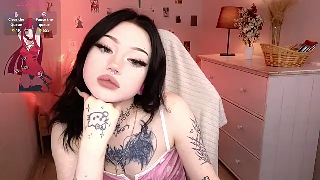 Snapshot of Emma_Kirks chatting on May 28, 12:35 pm Emma Kirks online show from May 28, 12:35 pm