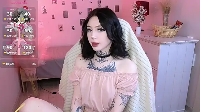 Snapshot of Emma_Kirks chatting on June 9, 12:50 pm Emma Kirks online show from June 9, 12:50 pm