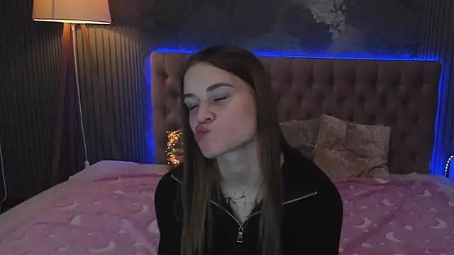 LuisaClover online show from November 10, 1:43 pm