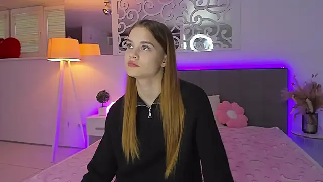 LuisaClover online show from December 2, 1:17 pm