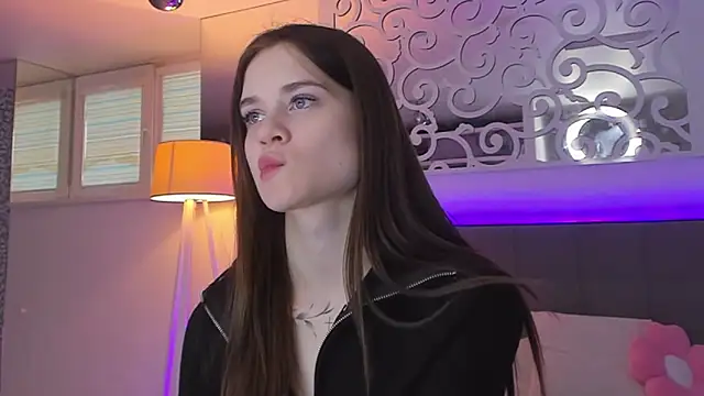 LuisaClover online show from February 26, 1:21 pm