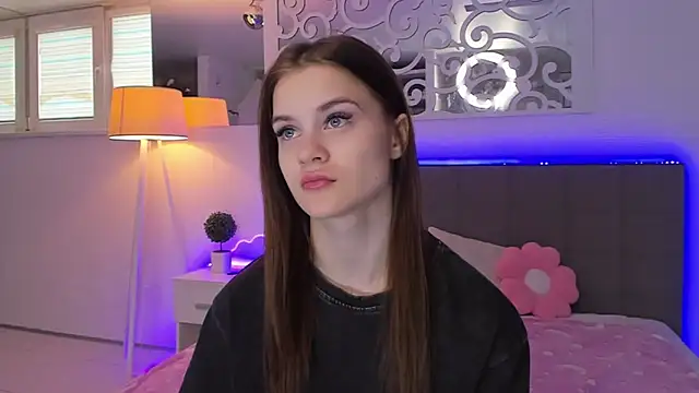 LuisaClover online show from March 25, 1:06 pm