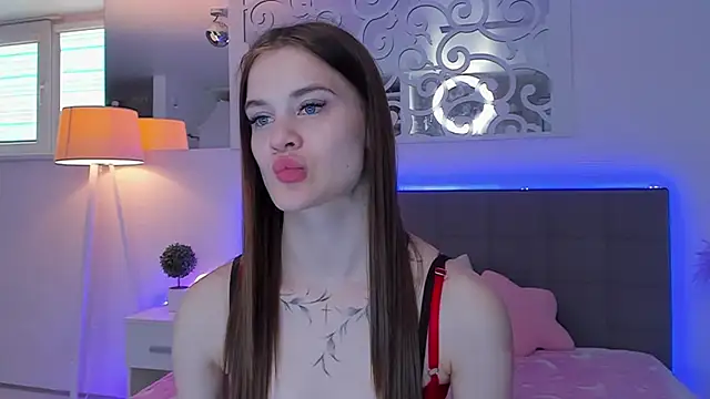 LuisaClover online show from March 28, 1:33 pm