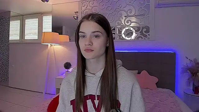 LuisaClover online show from April 19, 12:26 pm