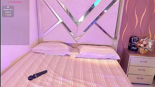 iam nicolle online show from November 5, 12:49 pm