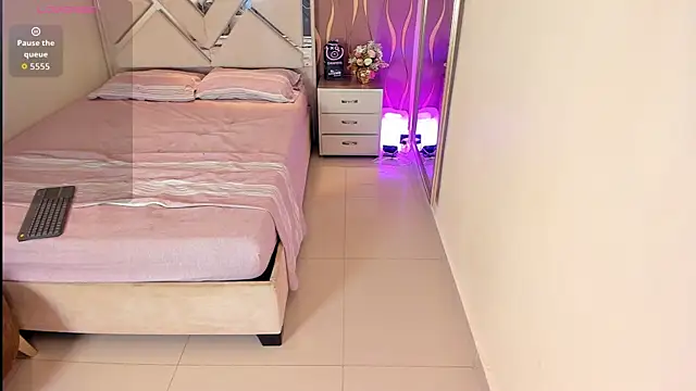 iam nicolle online show from November 8, 1:44 pm