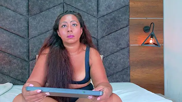 SeleneGibson   online show from February 13, 7:32 pm