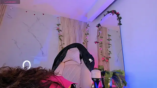 Snapshot of LolaMustaine_ chatting on November 11, 10:32 pm LolaMustaine online show from November 11, 10:32 pm