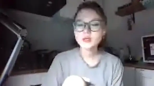 Snapshot of LilysTaylor chatting on October 24, 3:19 pm LilysTaylor online show from October 24, 3:19 pm