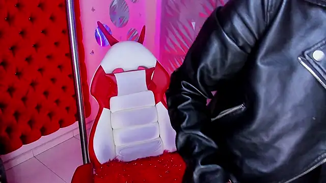 Roxanne Han online show from April 22, 12:18 pm