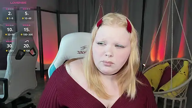 Snapshot of LottieReed chatting on May 10, 9:14 am LottieReed online show from May 10, 9:14 am