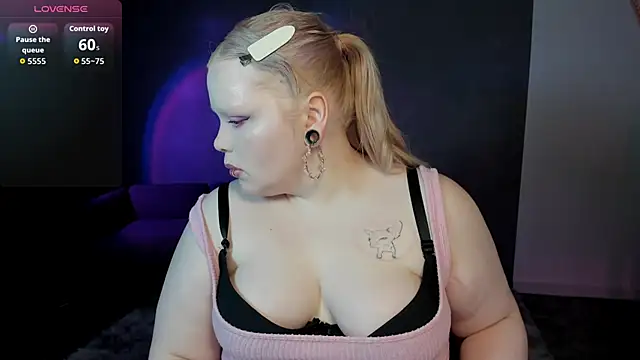 Snapshot of LottieReed chatting on May 20, 10:10 am LottieReed online show from May 20, 10:10 am