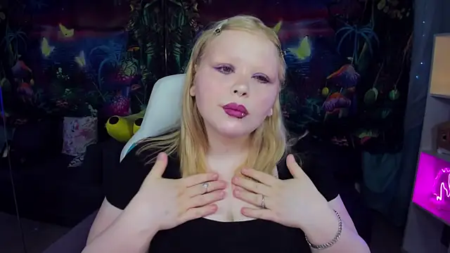 Snapshot of LottieReed chatting on May 28, 9:06 am LottieReed online show from May 28, 9:06 am