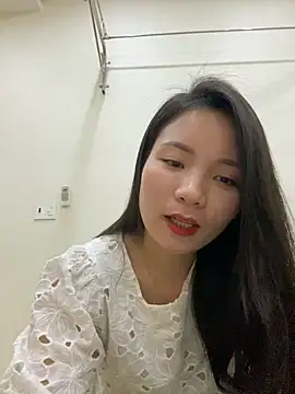 Bee Yellow00 online show from December 22, 5:48 am